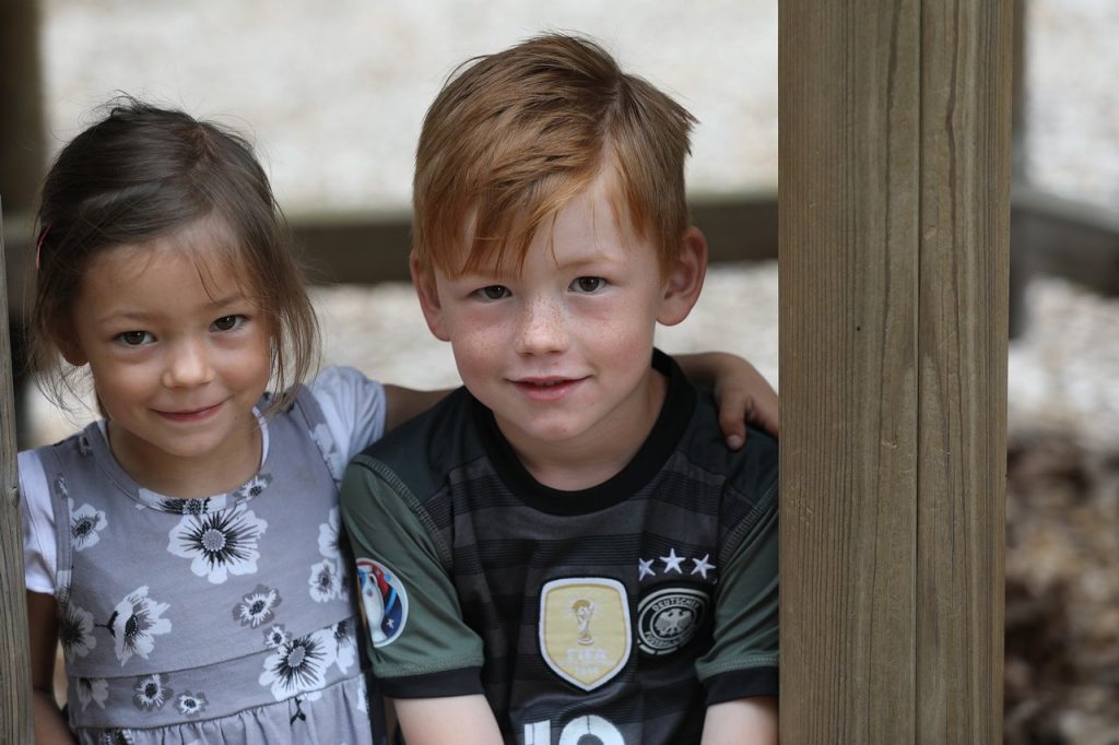 Mädchen legt ihren Arm um Jungen